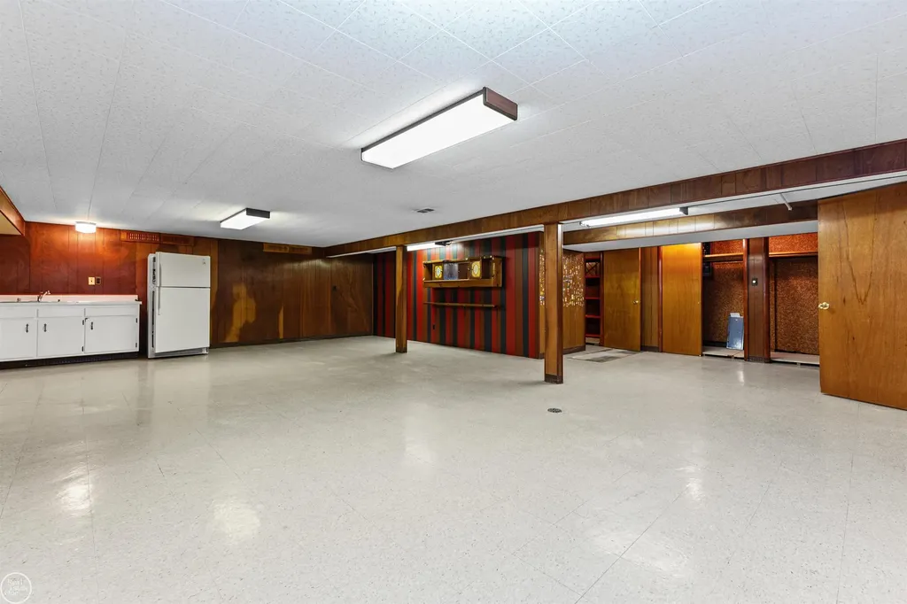 13216 Cromie Drive Warren City MI 48088