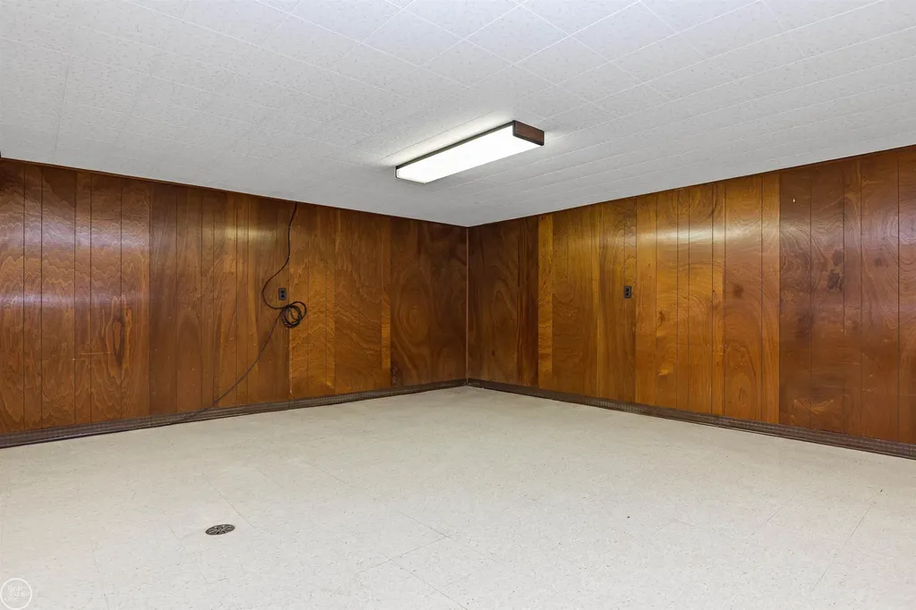 13216 Cromie Drive Warren City MI 48088