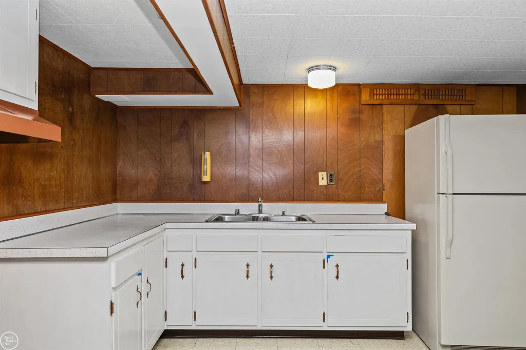 13216 Cromie Drive Warren City MI 48088