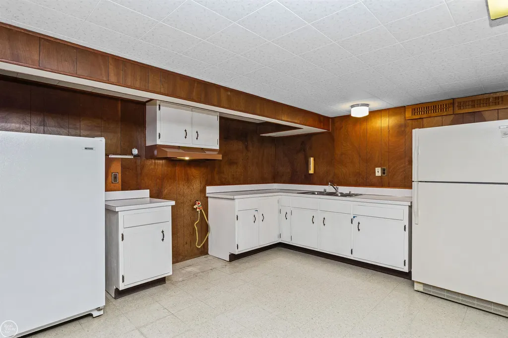 13216 Cromie Drive Warren City MI 48088