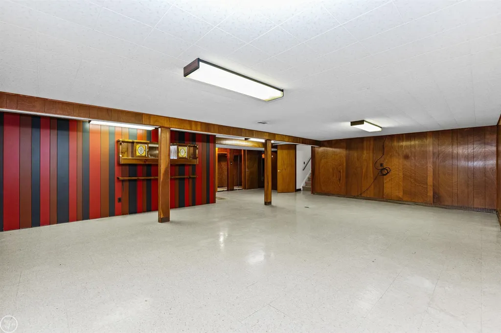 13216 Cromie Drive Warren City MI 48088