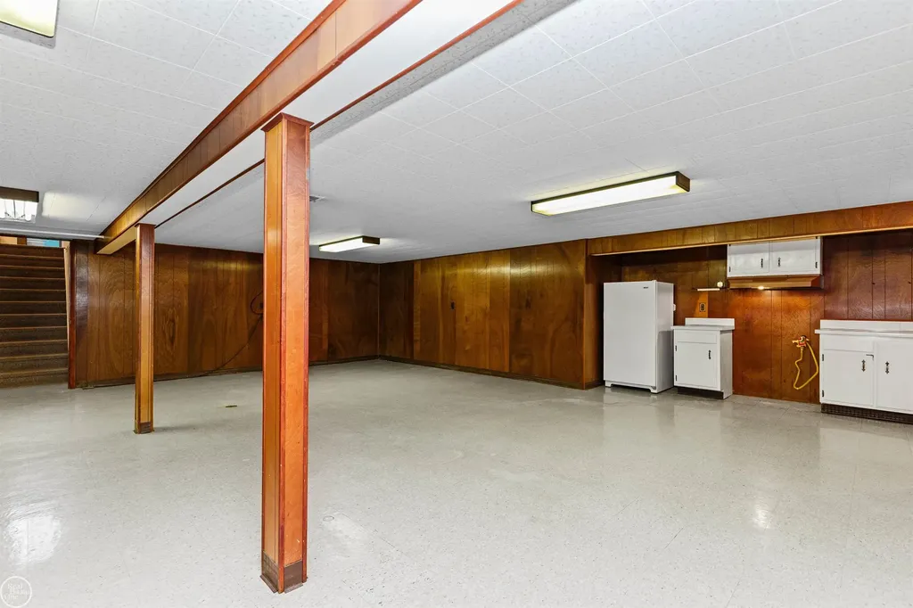 13216 Cromie Drive Warren City MI 48088
