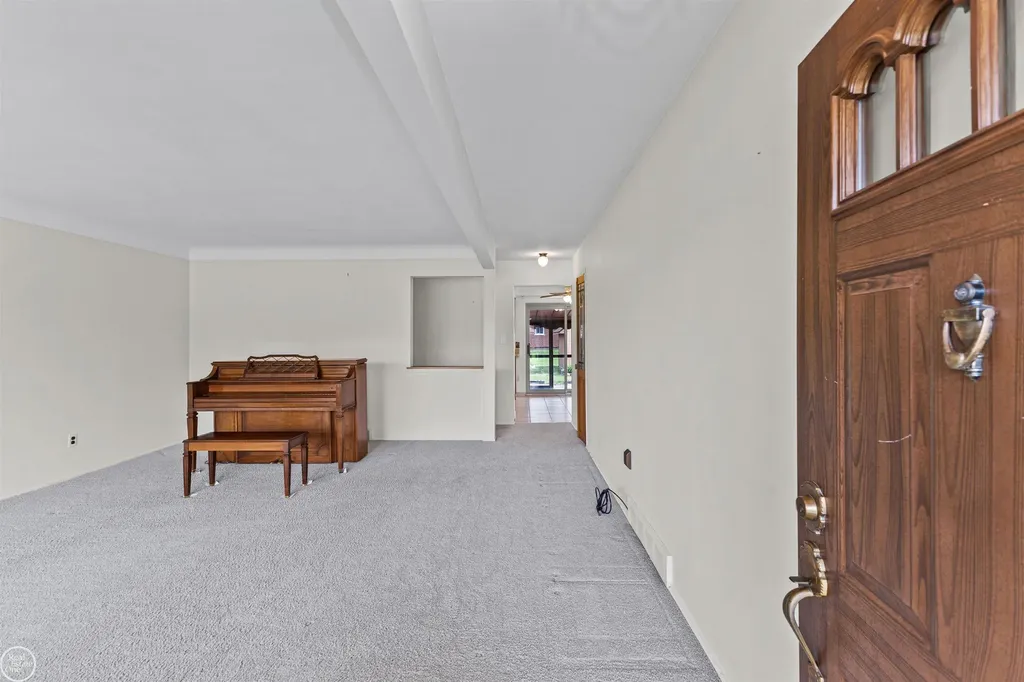 13216 Cromie Drive Warren City MI 48088