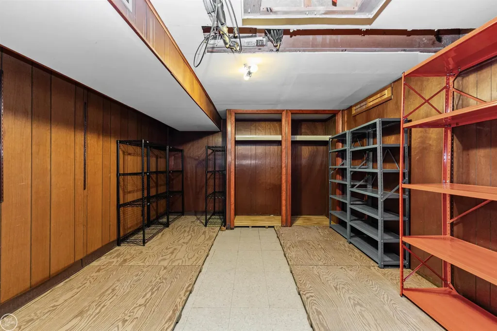 13216 Cromie Drive Warren City MI 48088
