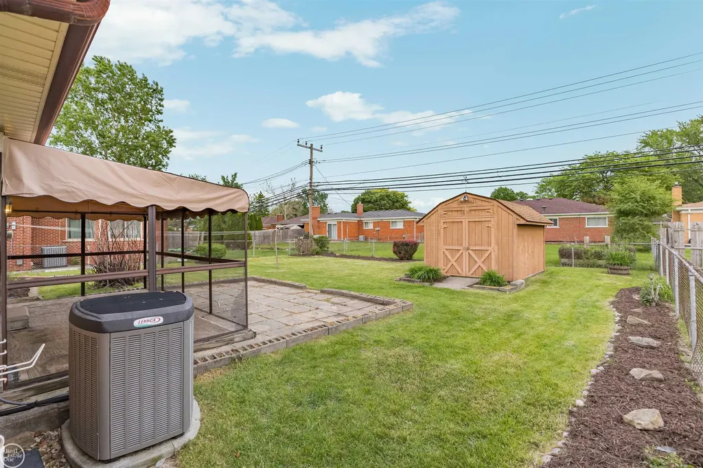 13216 Cromie Drive Warren City MI 48088