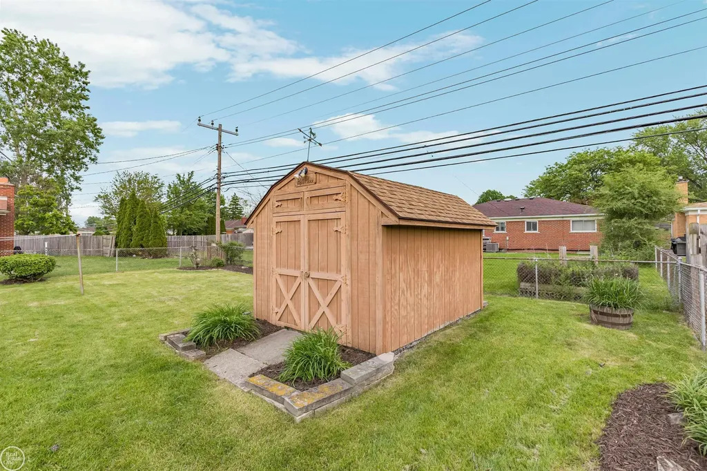 13216 Cromie Drive Warren City MI 48088