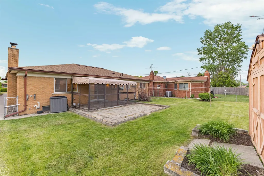 13216 Cromie Drive Warren City MI 48088