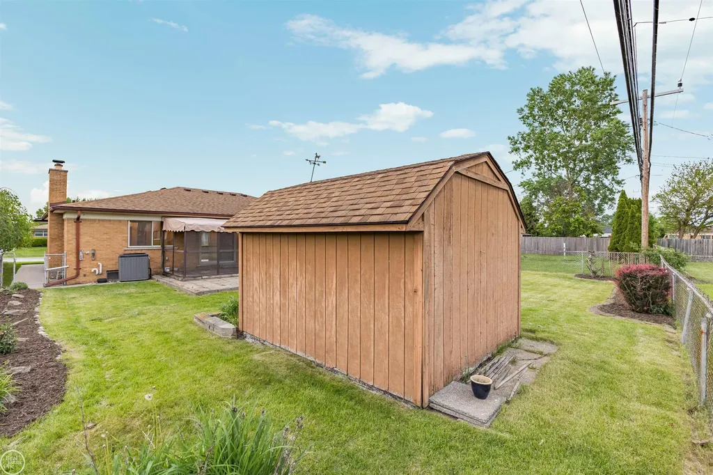13216 Cromie Drive Warren City MI 48088
