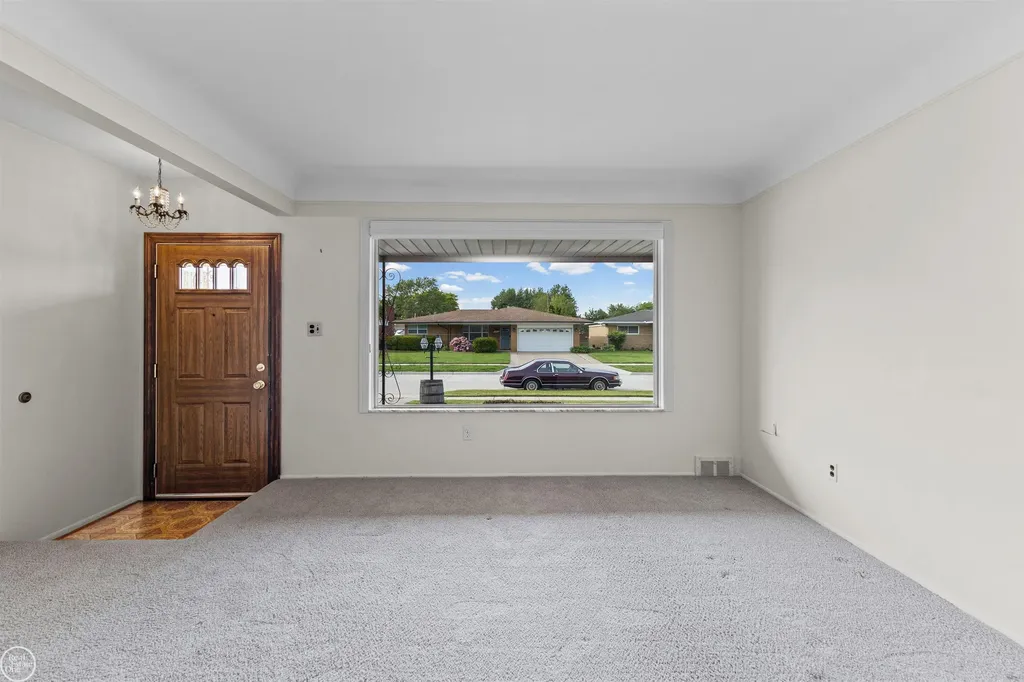 13216 Cromie Drive Warren City MI 48088