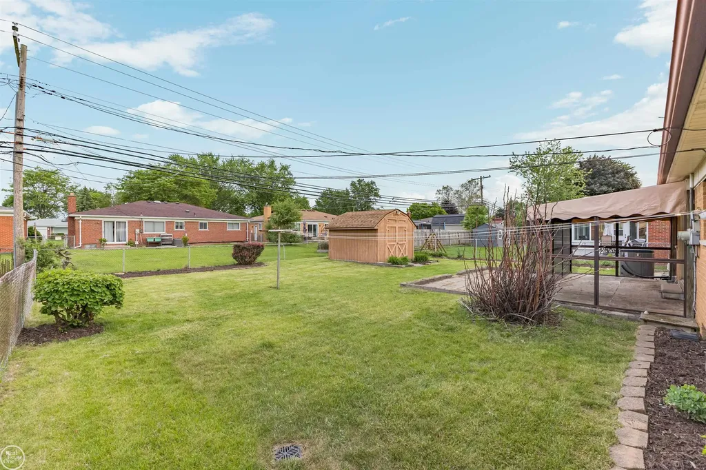 13216 Cromie Drive Warren City MI 48088