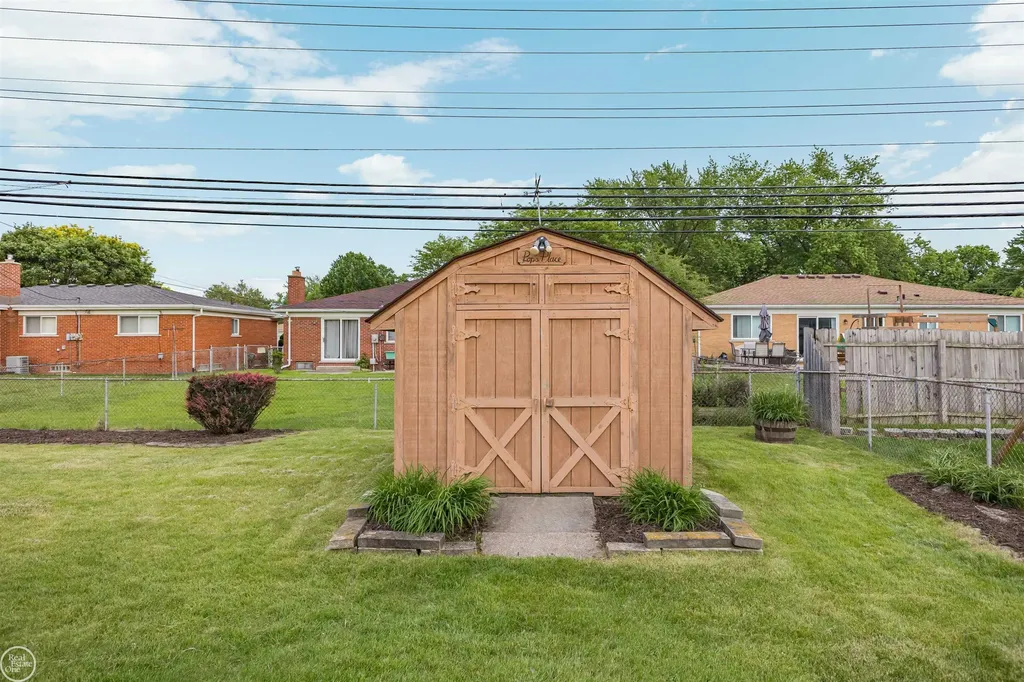 13216 Cromie Drive Warren City MI 48088