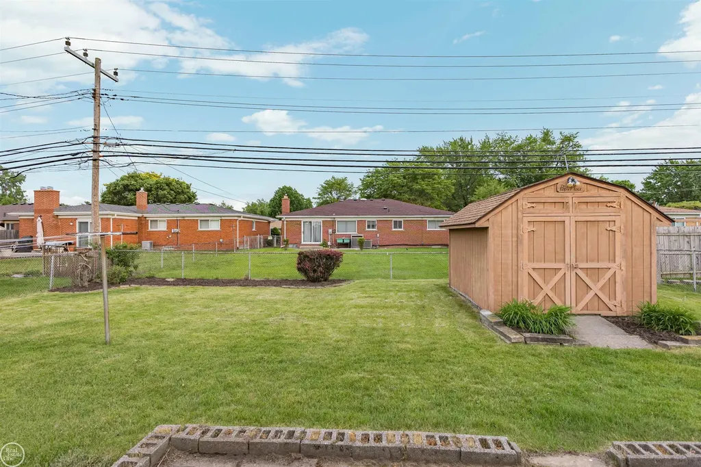 13216 Cromie Drive Warren City MI 48088