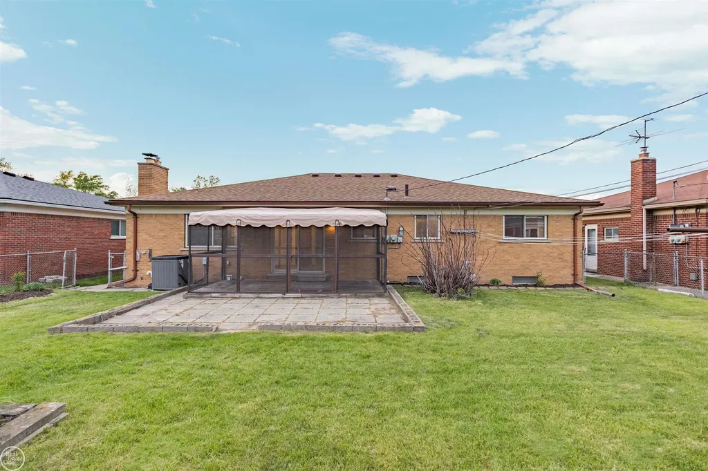 13216 Cromie Drive Warren City MI 48088