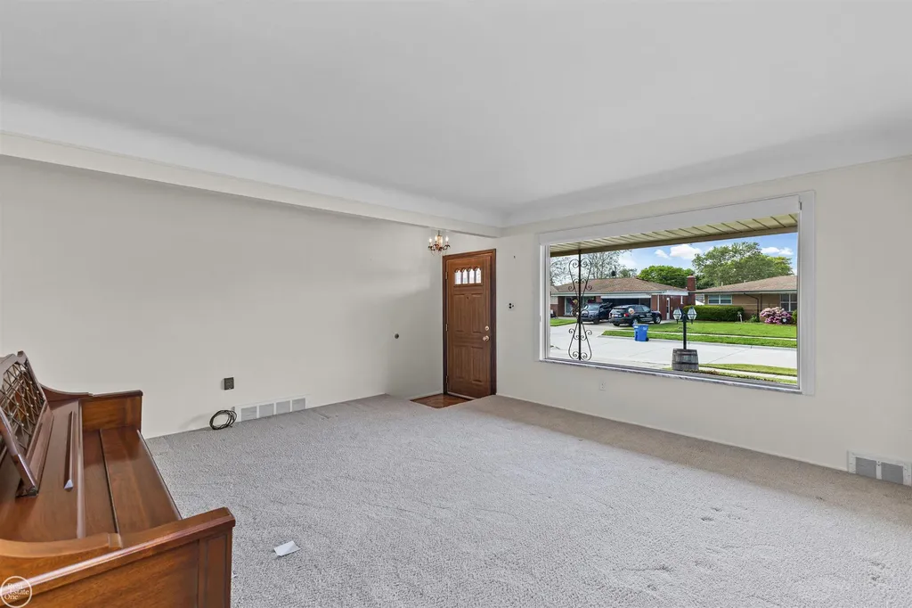 13216 Cromie Drive Warren City MI 48088