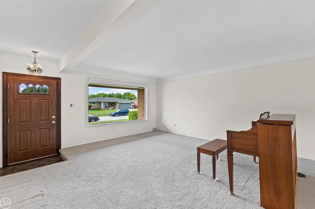13216 Cromie Drive Warren City MI 48088