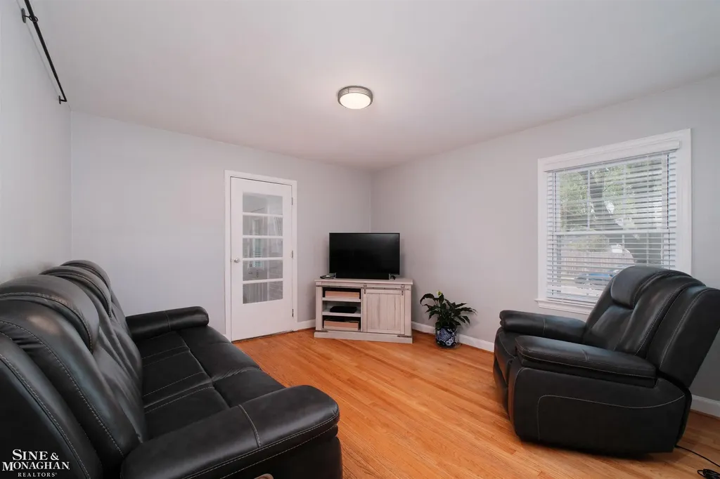 901 Lincoln Road Grosse Pointe City MI 48230