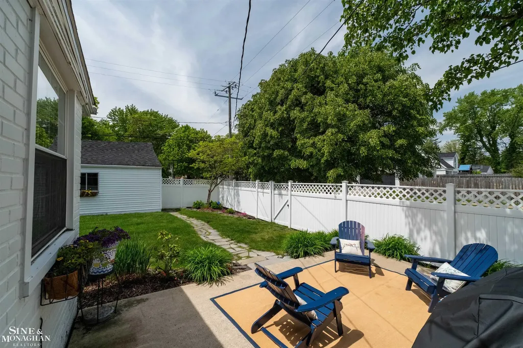 901 Lincoln Road Grosse Pointe City MI 48230