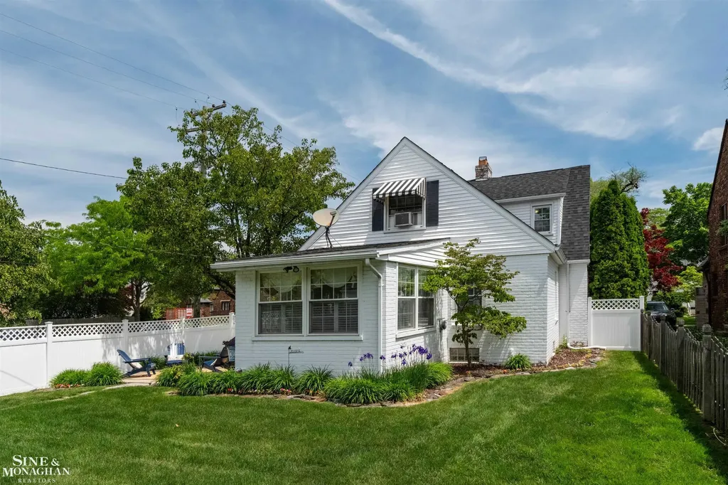 901 Lincoln Road Grosse Pointe City MI 48230