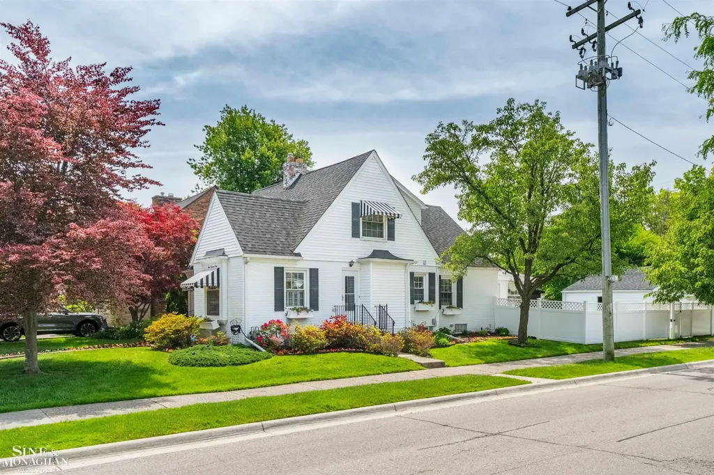 901 Lincoln Road Grosse Pointe City MI 48230