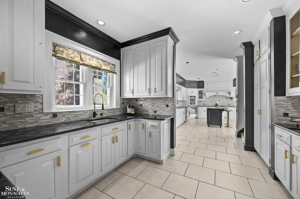 512 Washington Road Grosse Pointe City MI 48230
