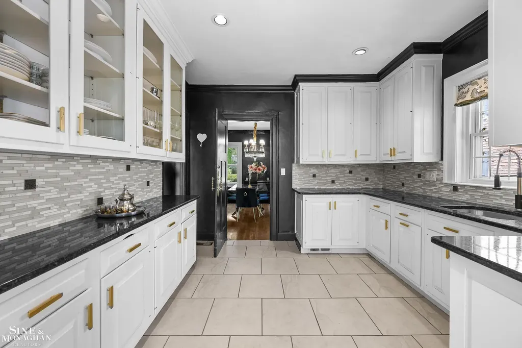 512 Washington Road Grosse Pointe City MI 48230