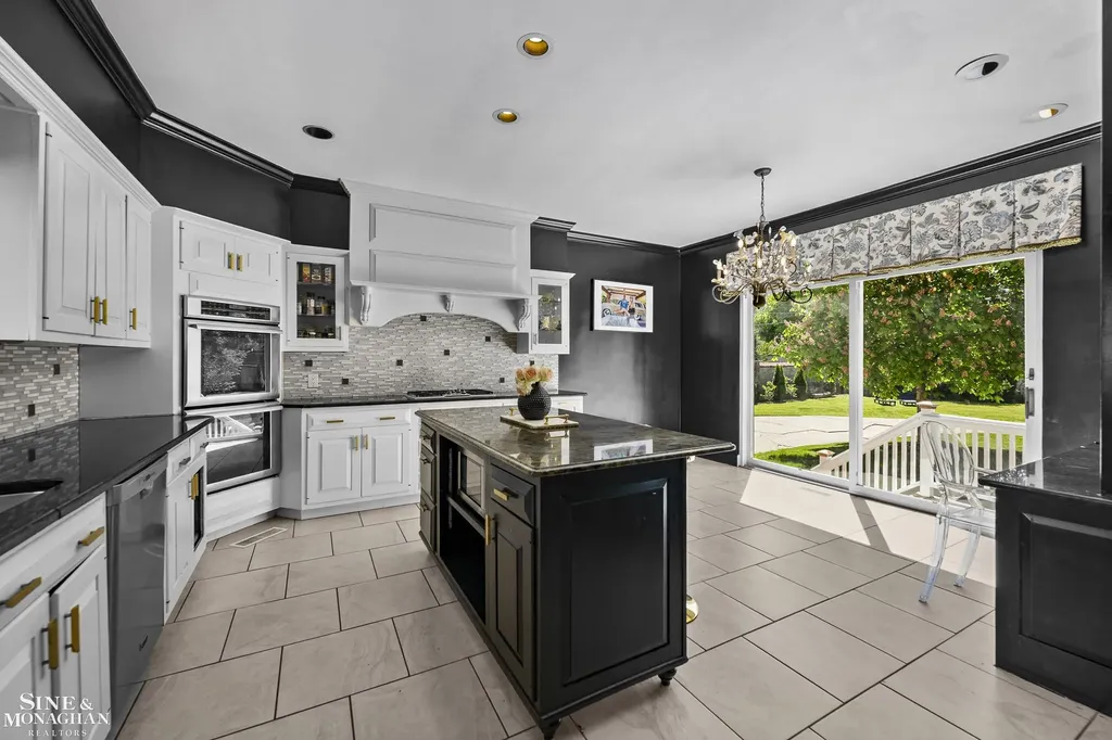 512 Washington Road Grosse Pointe City MI 48230