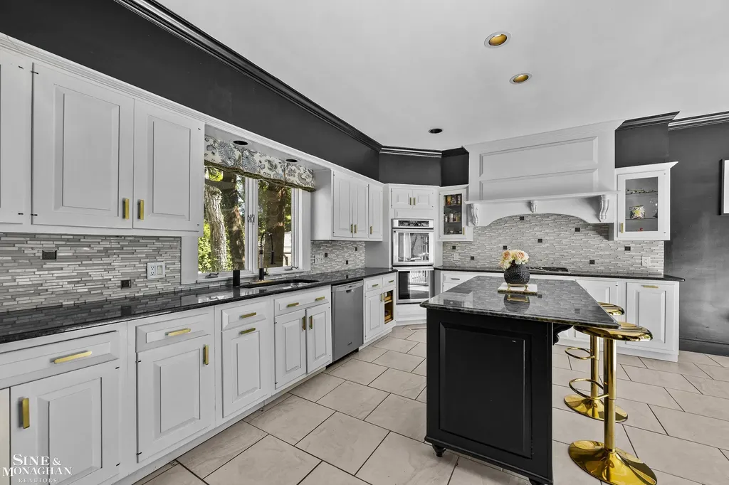 512 Washington Road Grosse Pointe City MI 48230