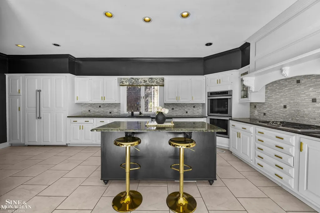 512 Washington Road Grosse Pointe City MI 48230