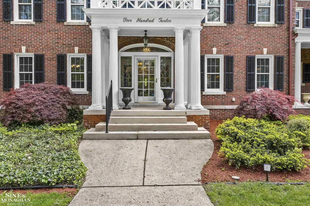 512 Washington Road Grosse Pointe City MI 48230