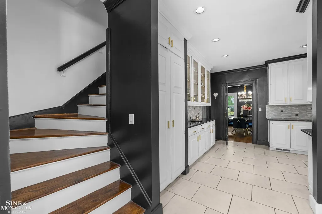 512 Washington Road Grosse Pointe City MI 48230