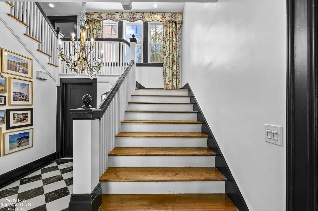 512 Washington Road Grosse Pointe City MI 48230
