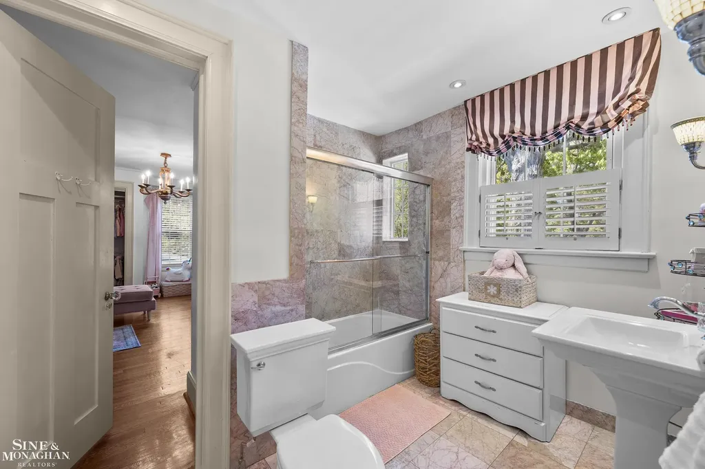 512 Washington Road Grosse Pointe City MI 48230