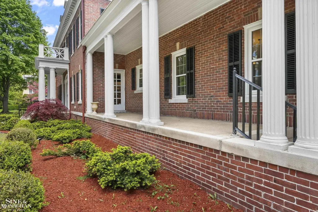 512 Washington Road Grosse Pointe City MI 48230