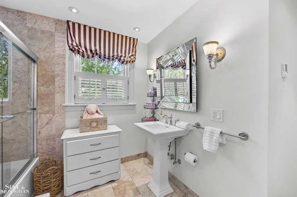512 Washington Road Grosse Pointe City MI 48230