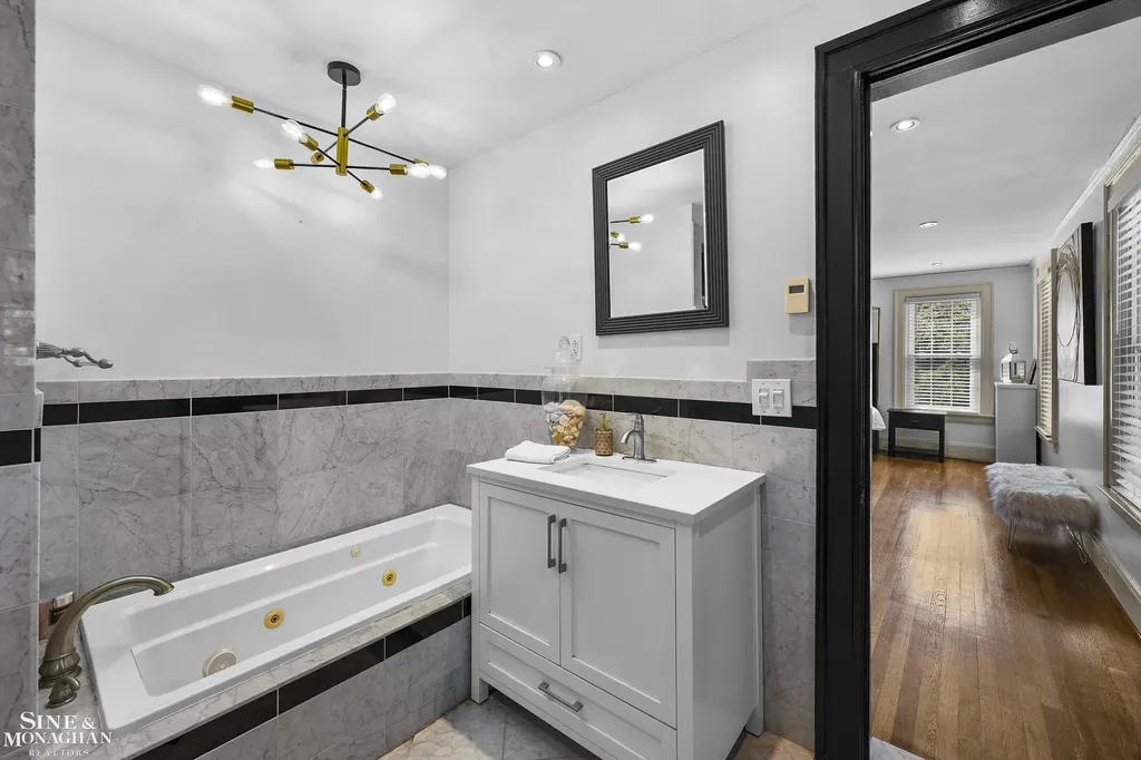 512 Washington Road Grosse Pointe City MI 48230