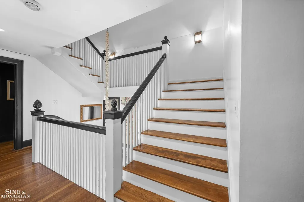 512 Washington Road Grosse Pointe City MI 48230