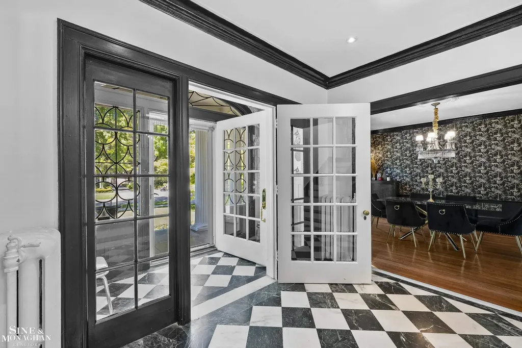 512 Washington Road Grosse Pointe City MI 48230