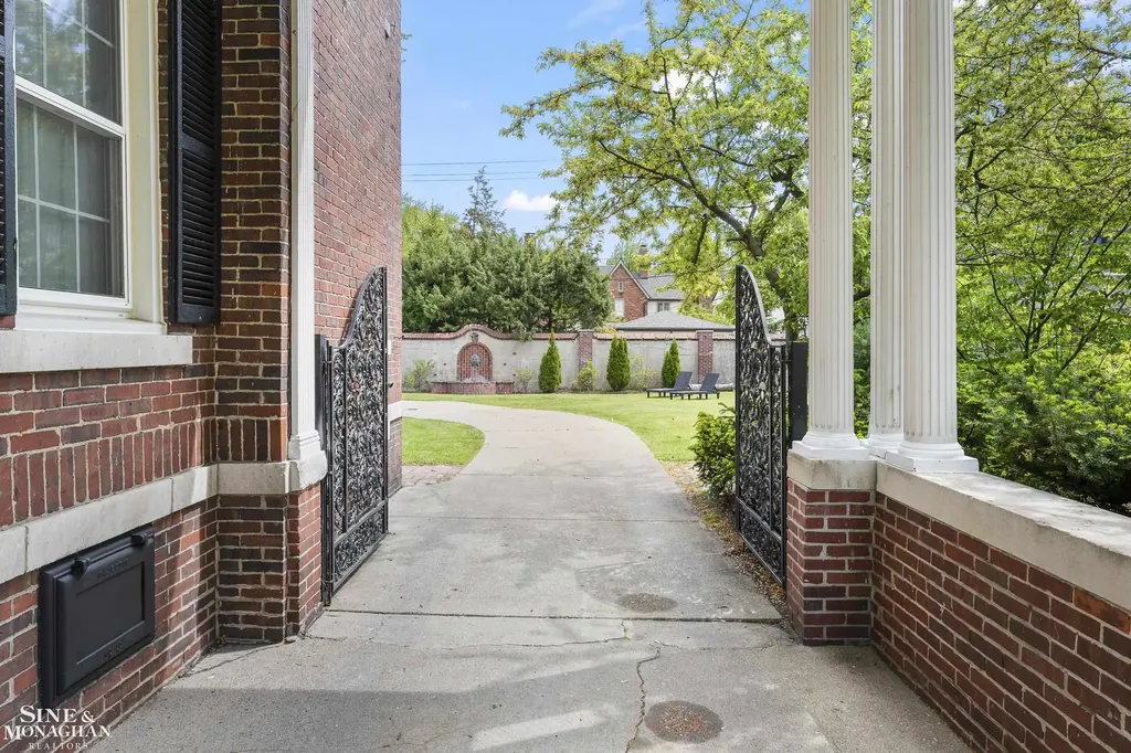 512 Washington Road Grosse Pointe City MI 48230