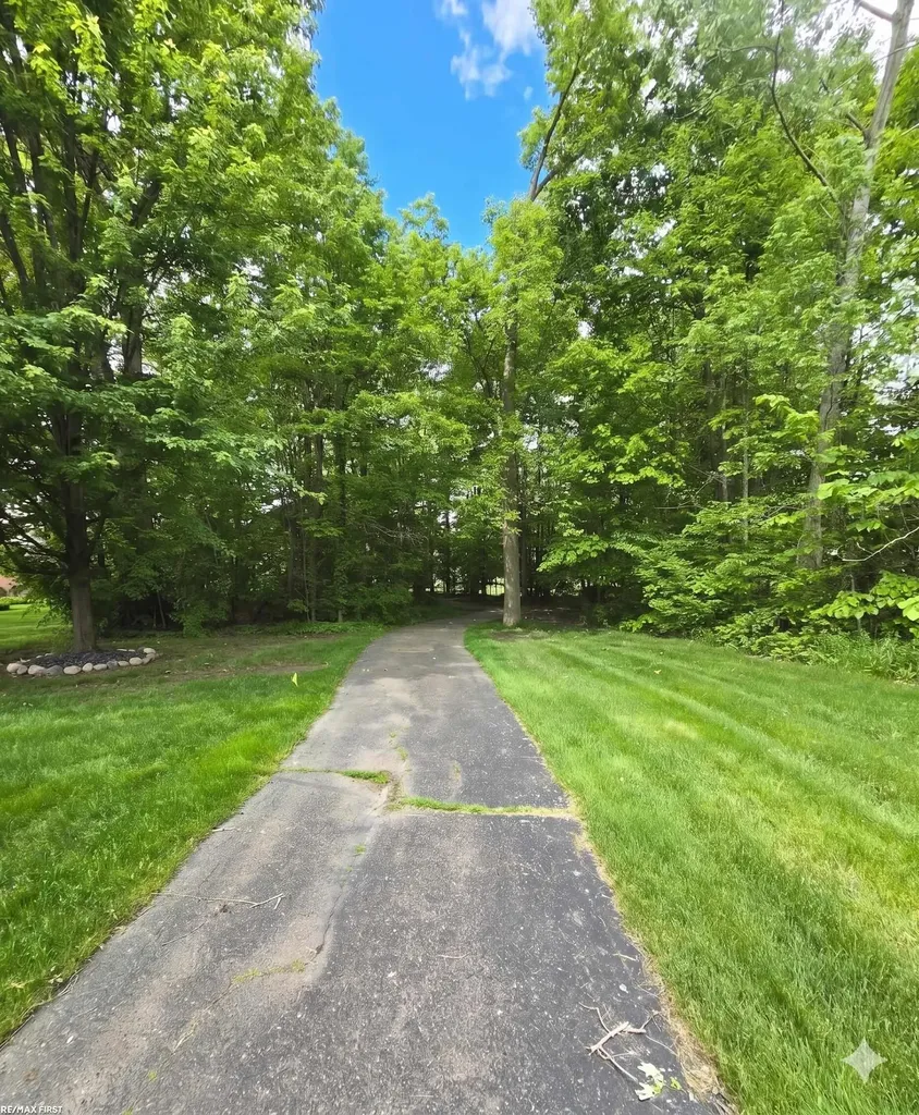59746 Beechwood Drive Washington Township MI 48094