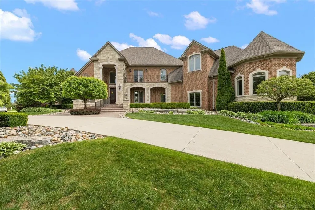 54245 Queensborough Drive Shelby Charter Township MI 48315