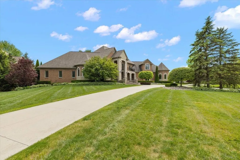 54245 Queensborough Drive Shelby Charter Township MI 48315
