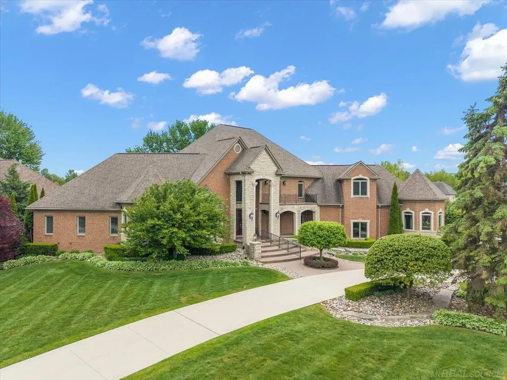 54245 Queensborough Drive Shelby Charter Township MI 48315