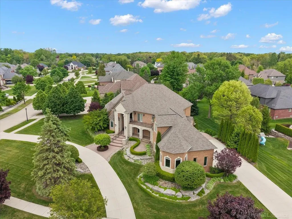 54245 Queensborough Drive Shelby Charter Township MI 48315