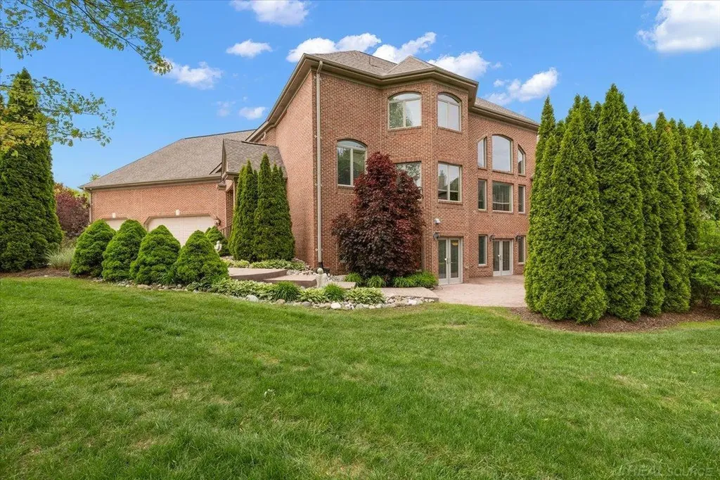54245 Queensborough Drive Shelby Charter Township MI 48315