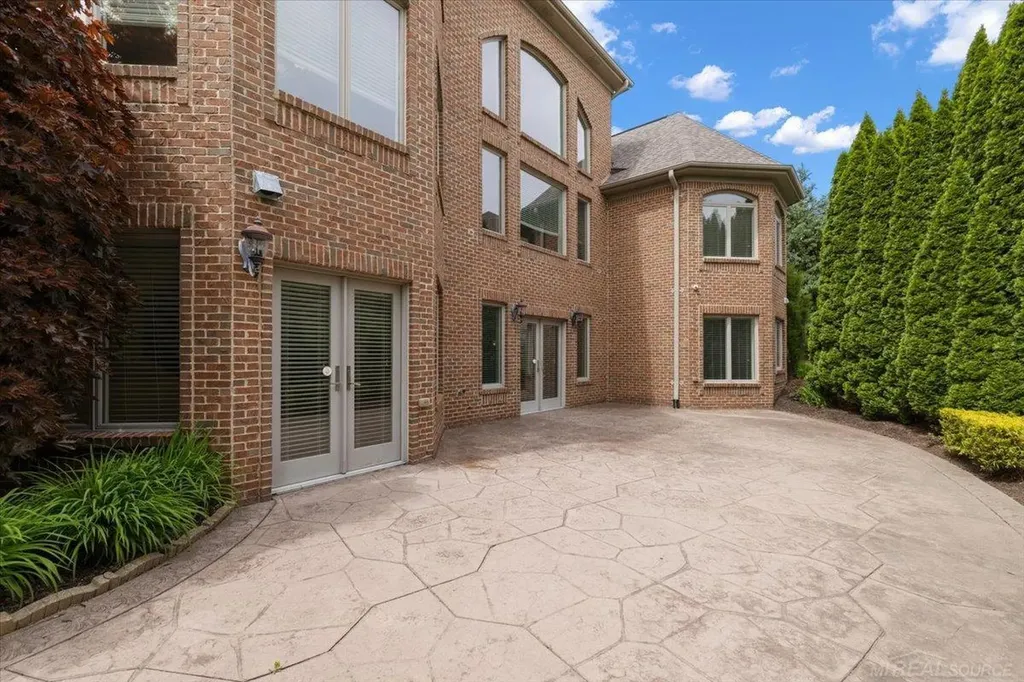 54245 Queensborough Drive Shelby Charter Township MI 48315