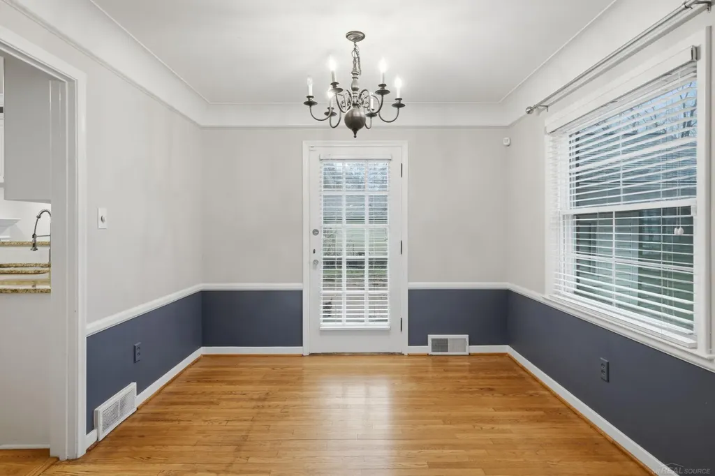 32200 Arlington Drive Beverly Hills Village MI 48025