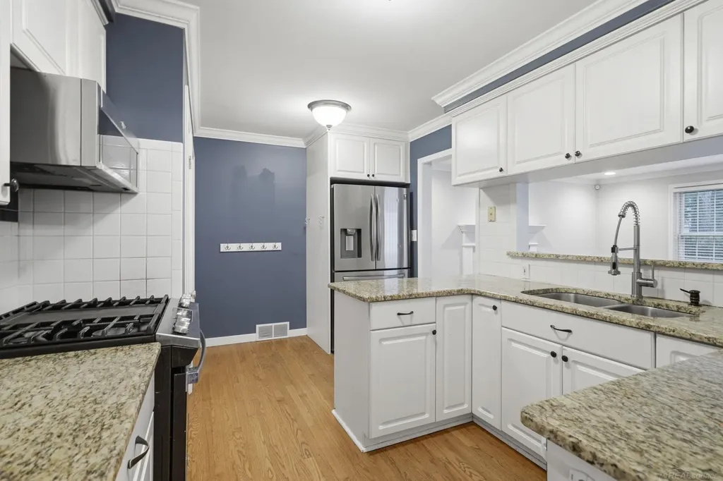 32200 Arlington Drive Beverly Hills Village MI 48025
