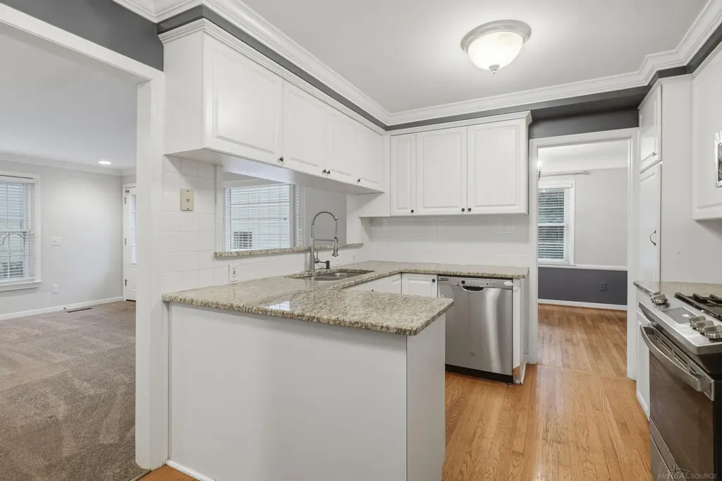 32200 Arlington Drive Beverly Hills Village MI 48025