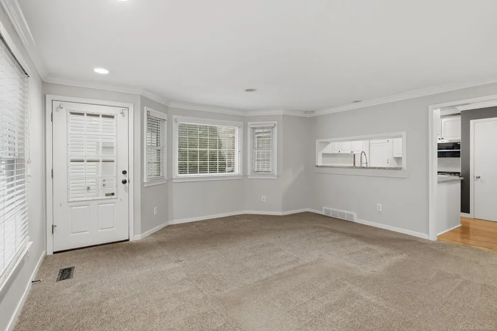 32200 Arlington Drive Beverly Hills Village MI 48025