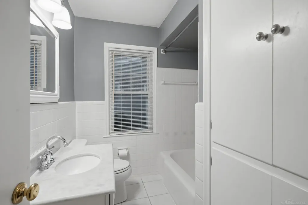 32200 Arlington Drive Beverly Hills Village MI 48025